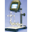 Sistema de vídeo microscópio, permite uma visão do local da operação.